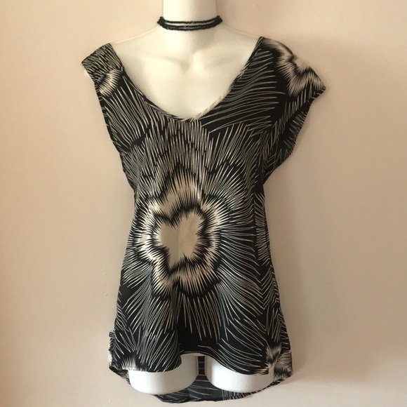 Roxy Tops - 🖤ROXY BEIGE AND BLACK ASYMMETRICAL TOP 🖤